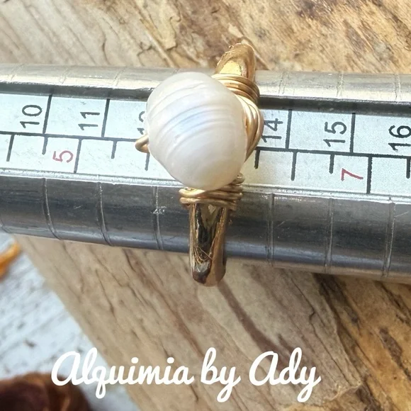 Alquimia Gold Ring with White Stone